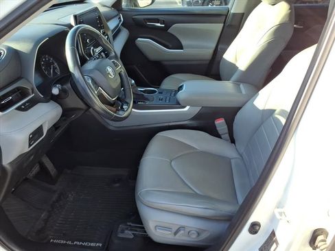 Used 2020 Toyota Highlander XLE image 5