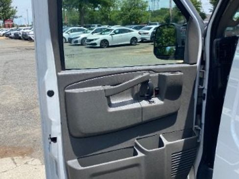 Used 2017 Chevrolet Express 2500 RWD image 13