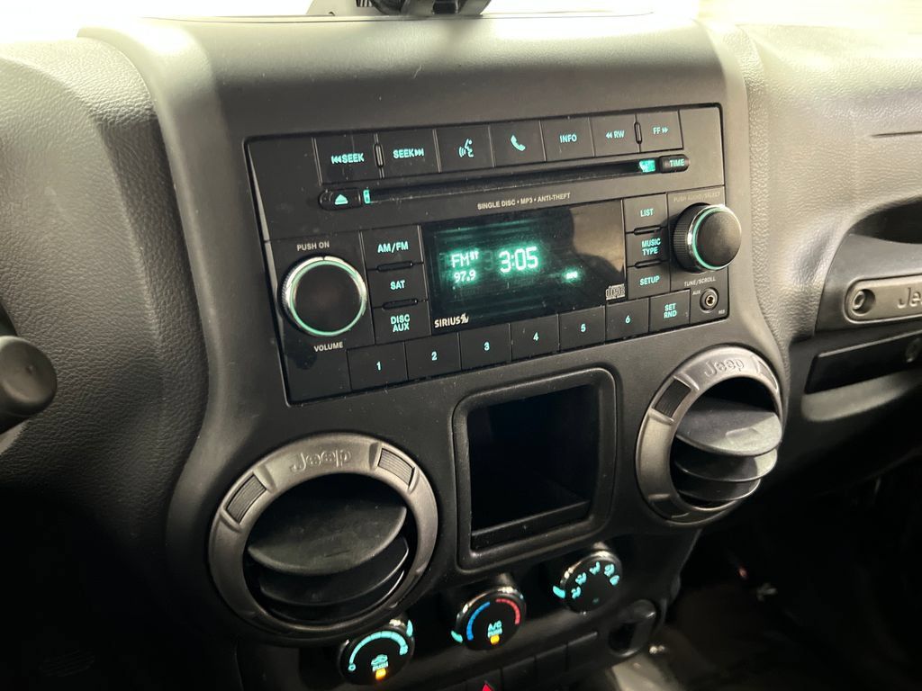 Used 2018 Jeep Wrangler Unlimited Sport w/ Connectivity Group AWD/4WD image 19