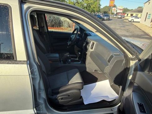 Used 2009 Jeep Grand Cherokee Laredo AWD/4WD image 32