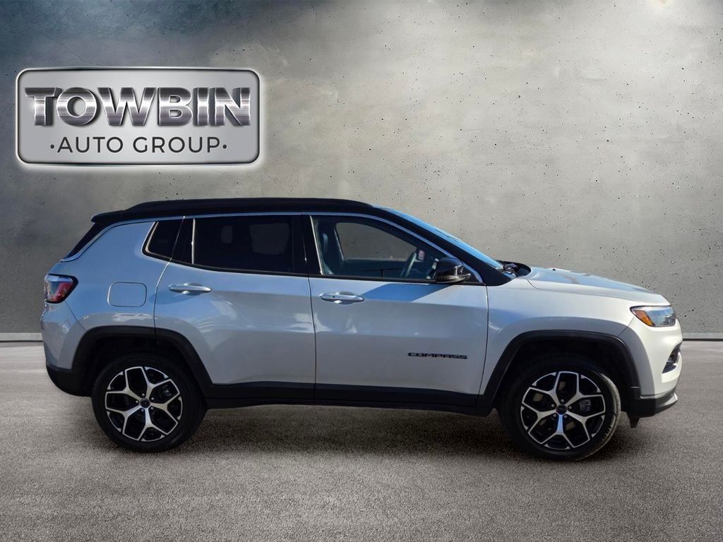 Used 2025 Jeep Compass Limited AWD/4WD image 3