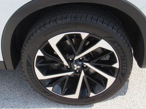 Used 2024 Mitsubishi Outlander SE image 10