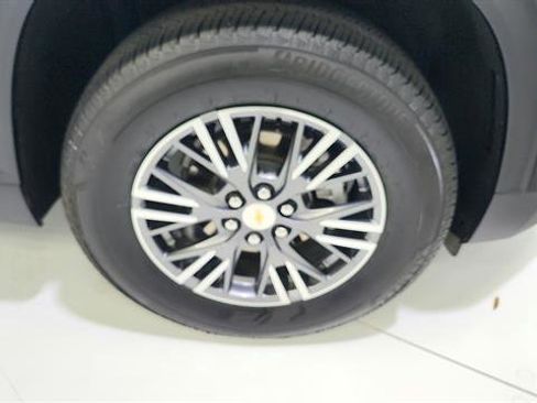 Used 2025 Chevrolet Traverse LT FWD image 35
