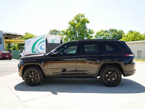 Used 2024 Jeep Grand Cherokee Altitude AWD/4WD image 23