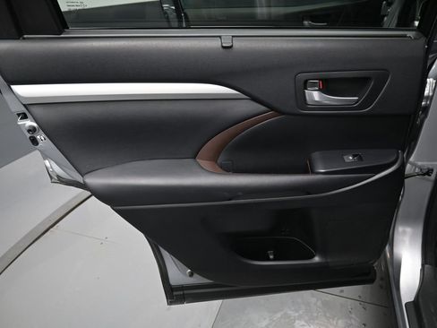 Used 2015 Toyota Highlander XLE image 31