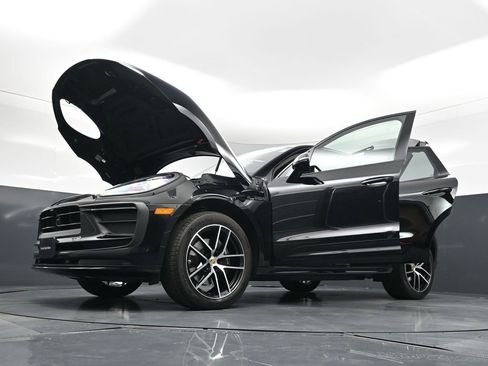 Used 2025 Porsche Macan AWD/4WD image 33