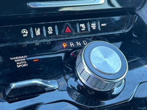 Used 2024 Jeep Wagoneer L Series II AWD/4WD image 17
