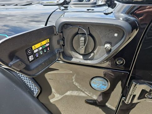 Certified 2025 Jeep Wrangler Unlimited Rubicon 4xe w/ Convenience Group AWD/4WD image 35