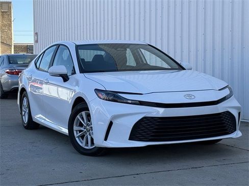 Used 2025 Toyota Camry SE image 2