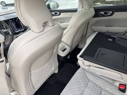 Used 2022 Volvo XC60 B5 Momentum image 34