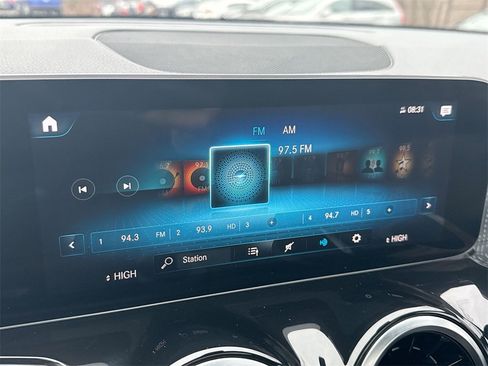 Used 2020 Mercedes-Benz GLB 250 4MATIC w/ Premium Package image 12