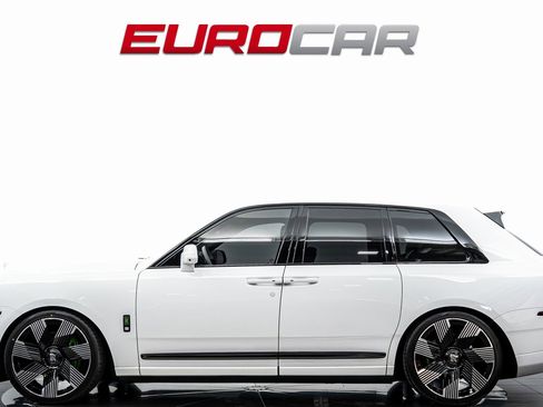 Used 2020 Rolls-Royce Cullinan Black Badge image 2