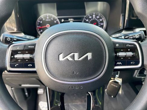 Used 2023 Kia Sorento LX image 11
