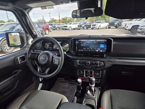 Used 2025 Jeep Wrangler Unlimited Rubicon AWD/4WD image 5