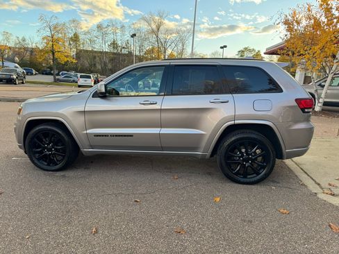 Used 2018 Jeep Grand Cherokee Altitude image 4