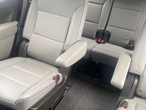Used 2023 GMC Yukon SLT w/ SLT Luxury Package AWD/4WD image 12