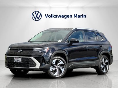 Used 2025 Volkswagen Taos SE w/ Panoramic Sunroof Package
