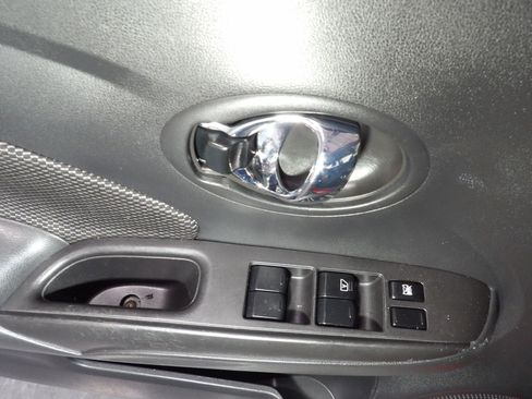 Used 2017 Nissan Versa SV image 7