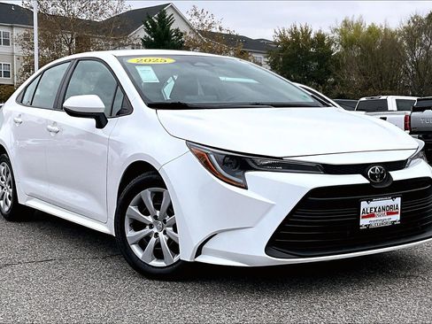 Used 2025 Toyota Corolla LE image 2