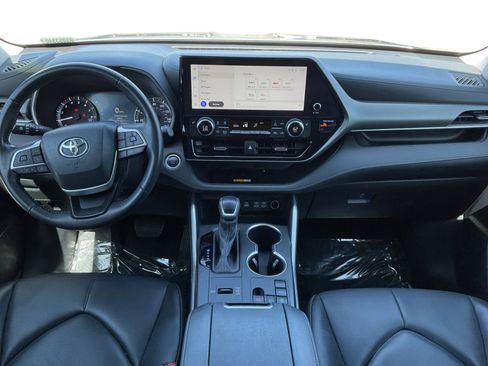 Used 2024 Toyota Highlander XLE FWD image 10
