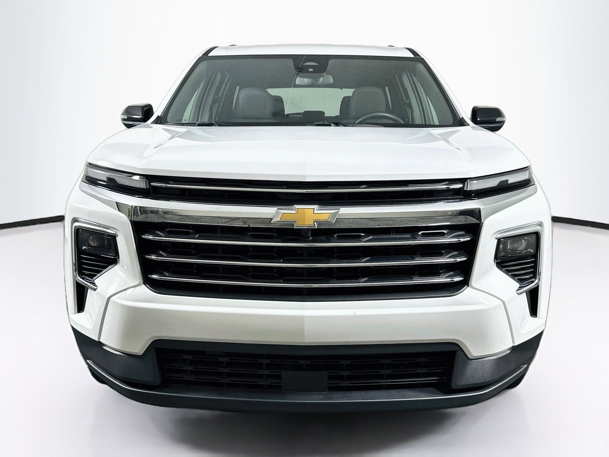 Used 2025 Chevrolet Traverse LT FWD image 2
