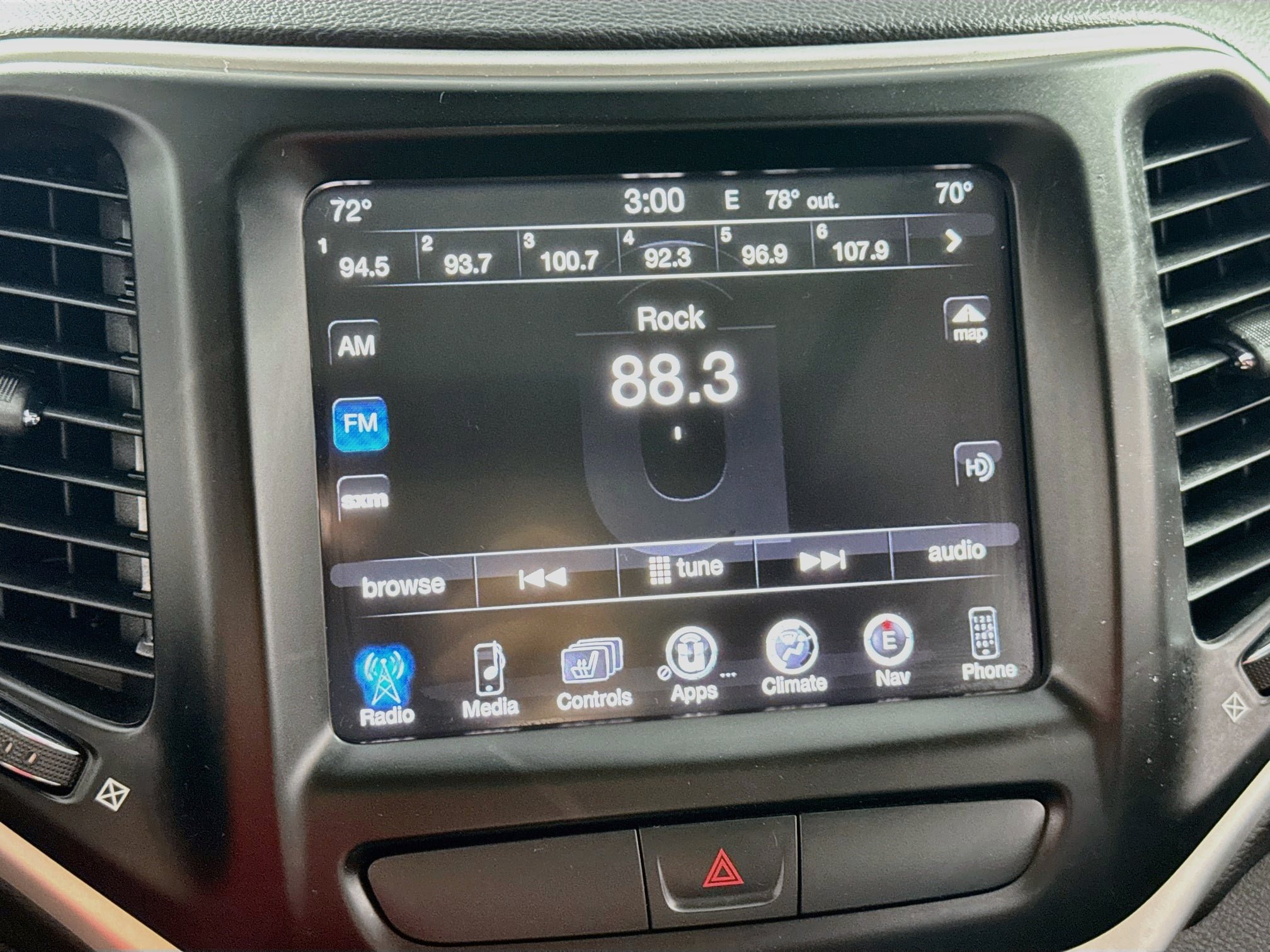 Used 2016 Jeep Cherokee Trailhawk w/ Comfort/Convenience Group AWD/4WD image 18