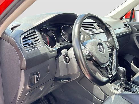 Used 2018 Volkswagen Tiguan SE w/ Panoramic Sunroof Package AWD/4WD image 9