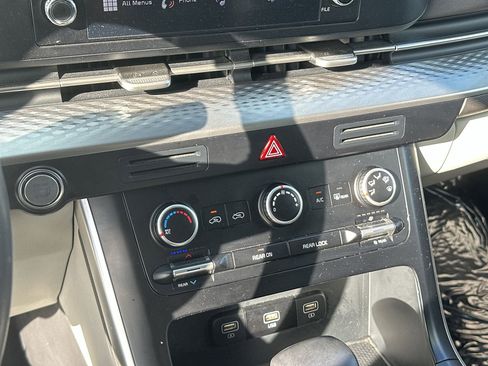 Used 2024 Kia Carnival LX FWD image 16