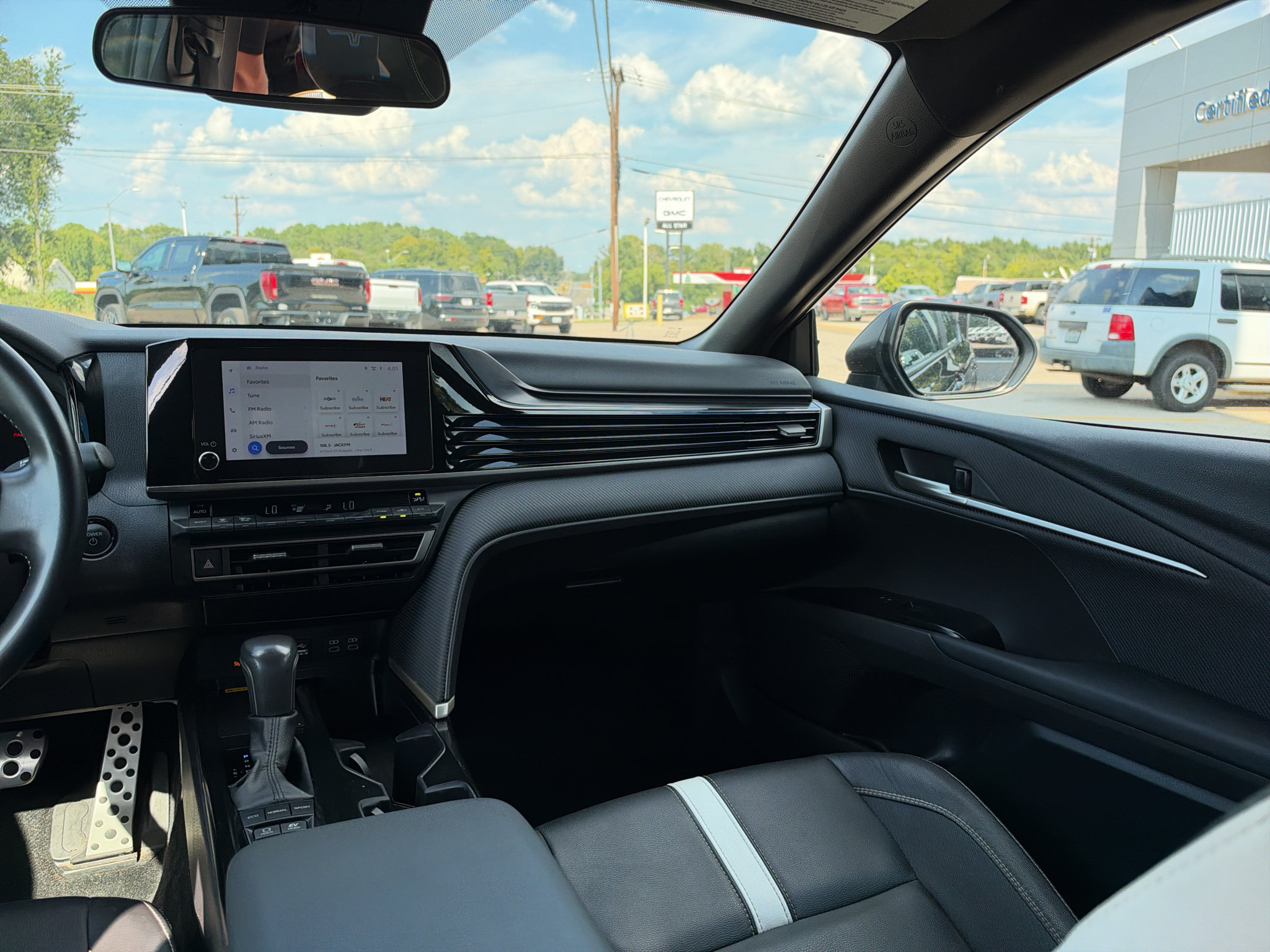 Used 2025 Toyota Camry SE FWD image 19