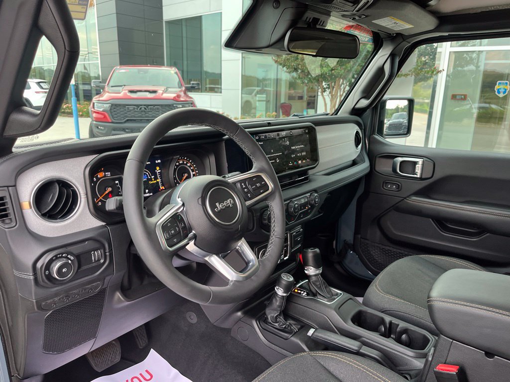 Used 2026 Jeep Wrangler Unlimited Sahara AWD/4WD image 5