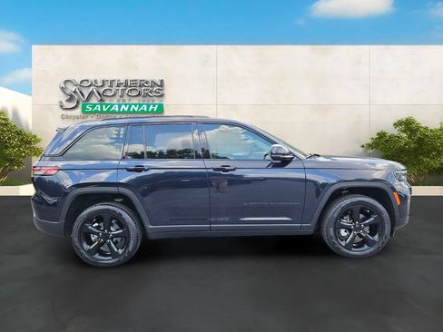 Used 2024 Jeep Grand Cherokee Limited w/ Black Appearance Package AWD/4WD image 6