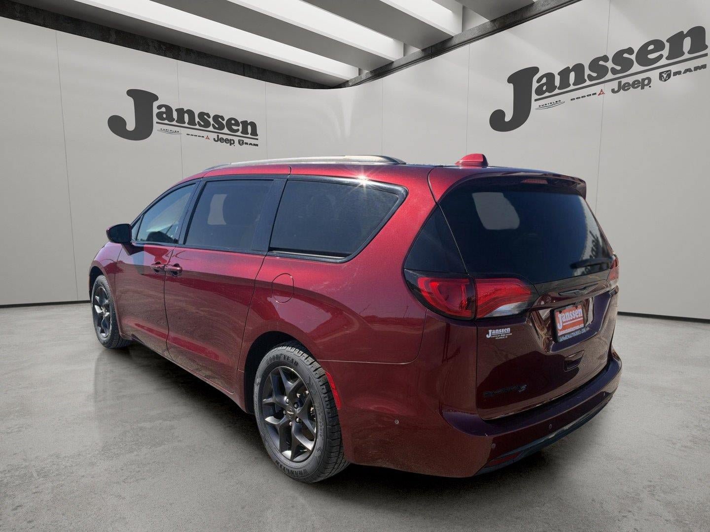 Used 2018 Chrysler Pacifica Touring-L Plus w/ Advanced Safetytec Group FWD image 2