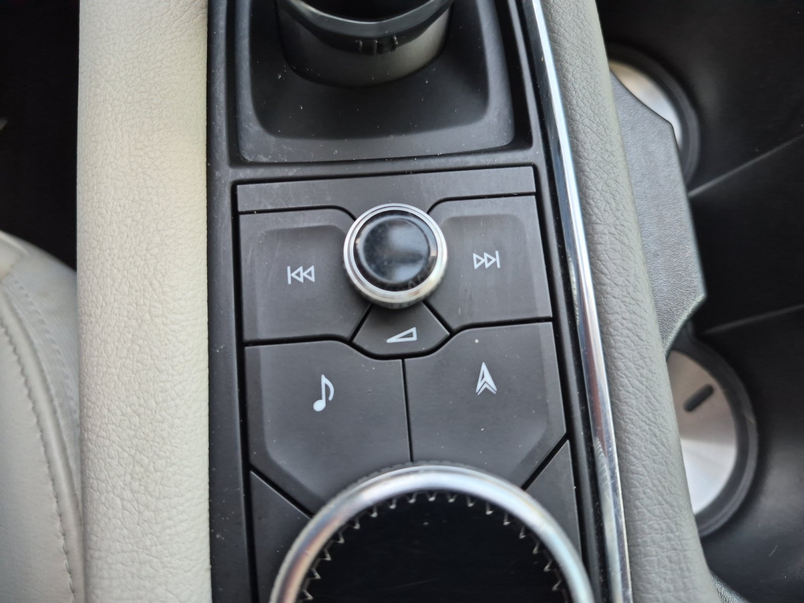 Used 2021 Cadillac XT6 Premium Luxury w/ LPO, Floor Liner Package FWD image 17