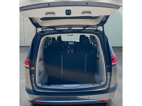 Used 2023 Chrysler Pacifica Touring-L FWD image 15