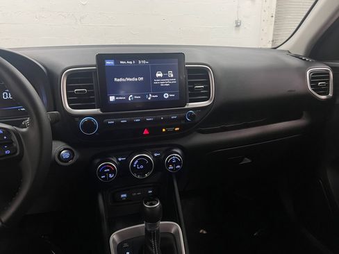 Used 2024 Hyundai Venue SEL FWD image 18