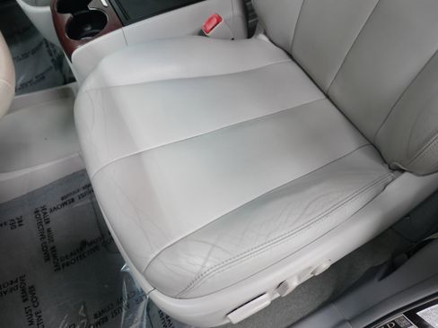 Used 2012 Toyota Sienna XLE w/ Entertainment Pkg FWD image 11