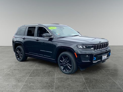 Used 2023 Jeep Grand Cherokee Overland w/ Luxury Tech Group IV AWD/4WD image 7