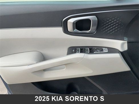 Certified 2025 Kia Sorento S image 10