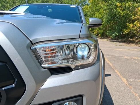Used 2020 Toyota Tacoma TRD Sport AWD/4WD image 10