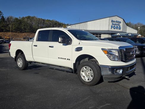 Used 2017 Nissan Titan SV image 16