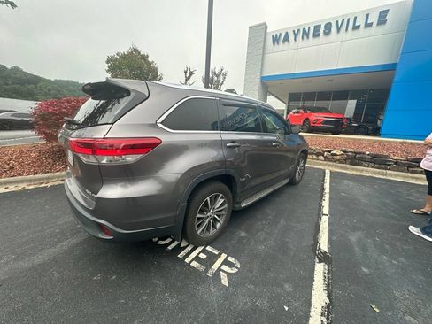 Used 2019 Toyota Highlander XLE AWD/4WD image 11