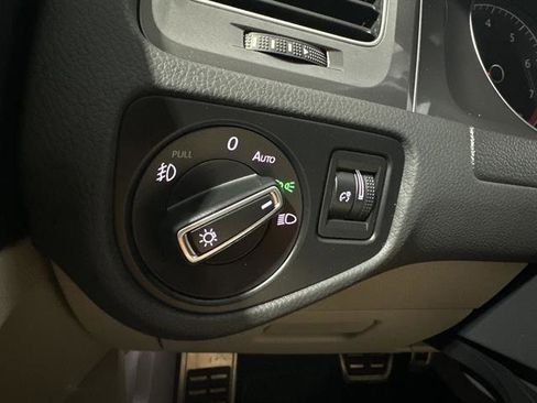 Used 2017 Volkswagen Golf SE image 29