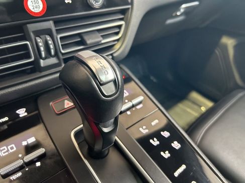 Used 2024 Porsche Macan image 8