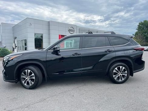 Used 2024 Toyota Highlander XLE AWD/4WD image 2