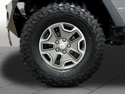 Used 2017 Jeep Wrangler Unlimited Rubicon w/ Connectivity Group AWD/4WD image 11