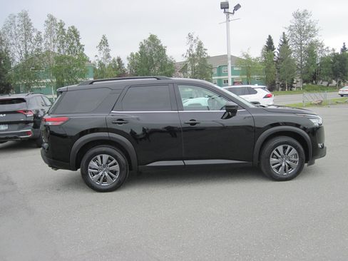 Used 2025 Nissan Pathfinder SV AWD/4WD image 4