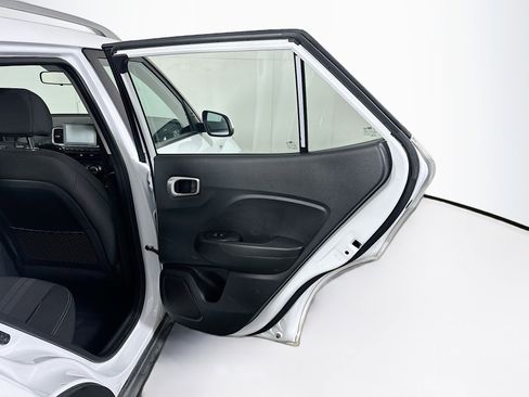 Used 2025 Hyundai Venue SEL image 30