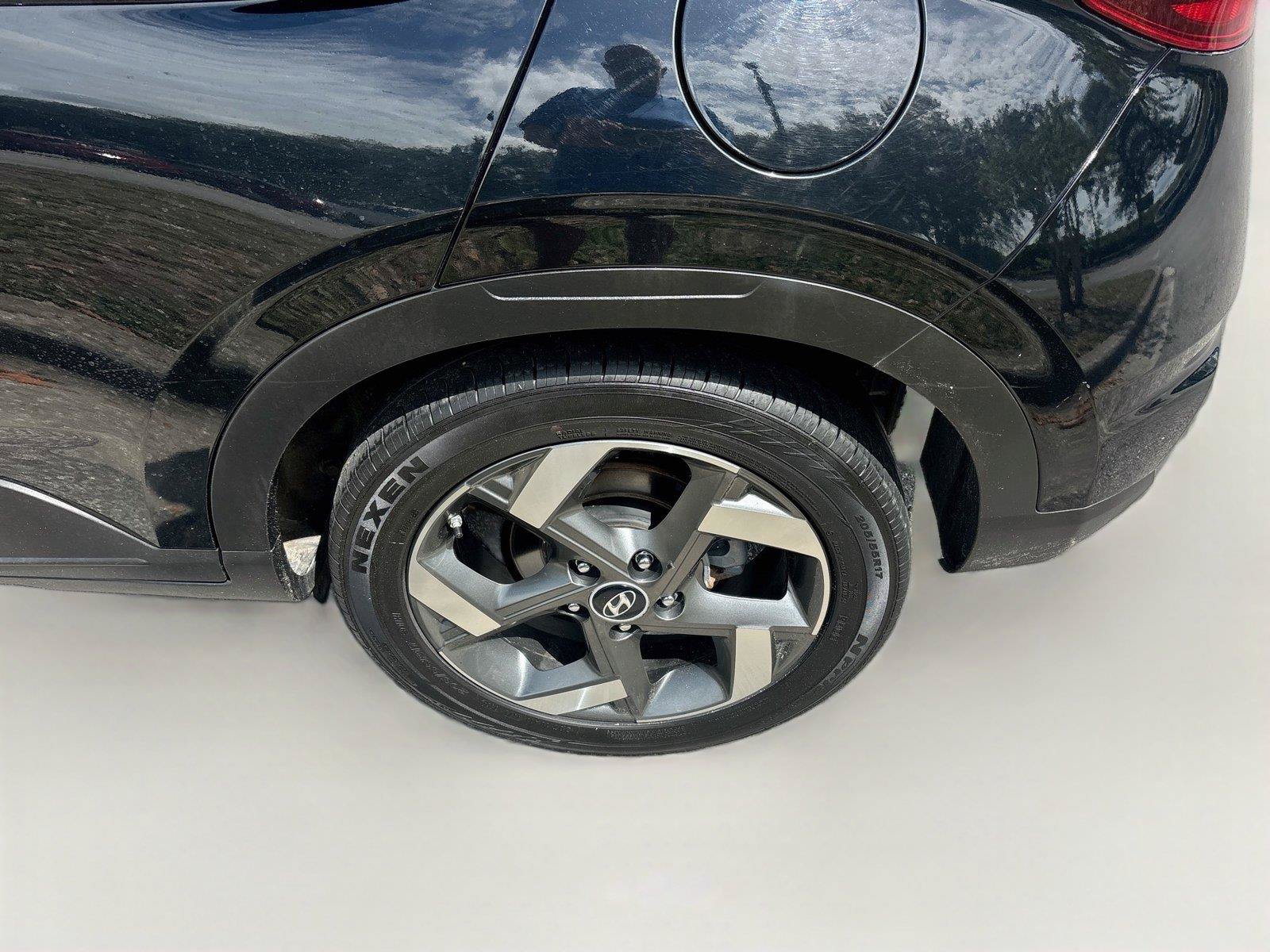 Used 2025 Hyundai Venue SEL FWD image 32