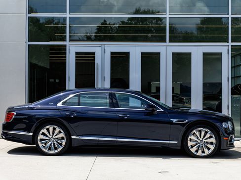 Certified 2024 Bentley Flying Spur V8 image 5