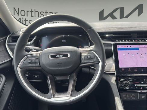 Used 2023 Jeep Grand Cherokee Limited w/ Black Appearance Package AWD/4WD image 12